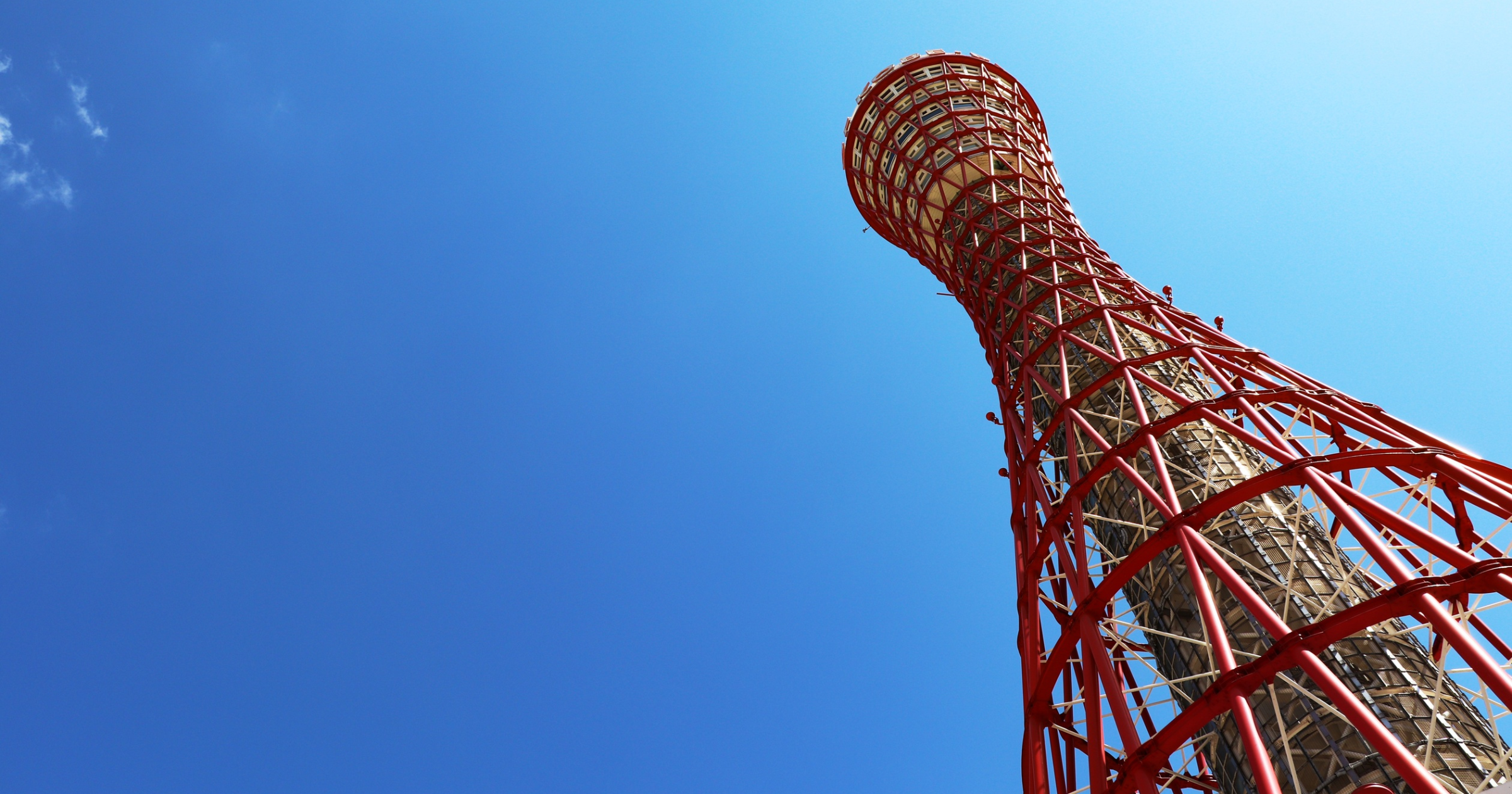 ポートタワーと冬空